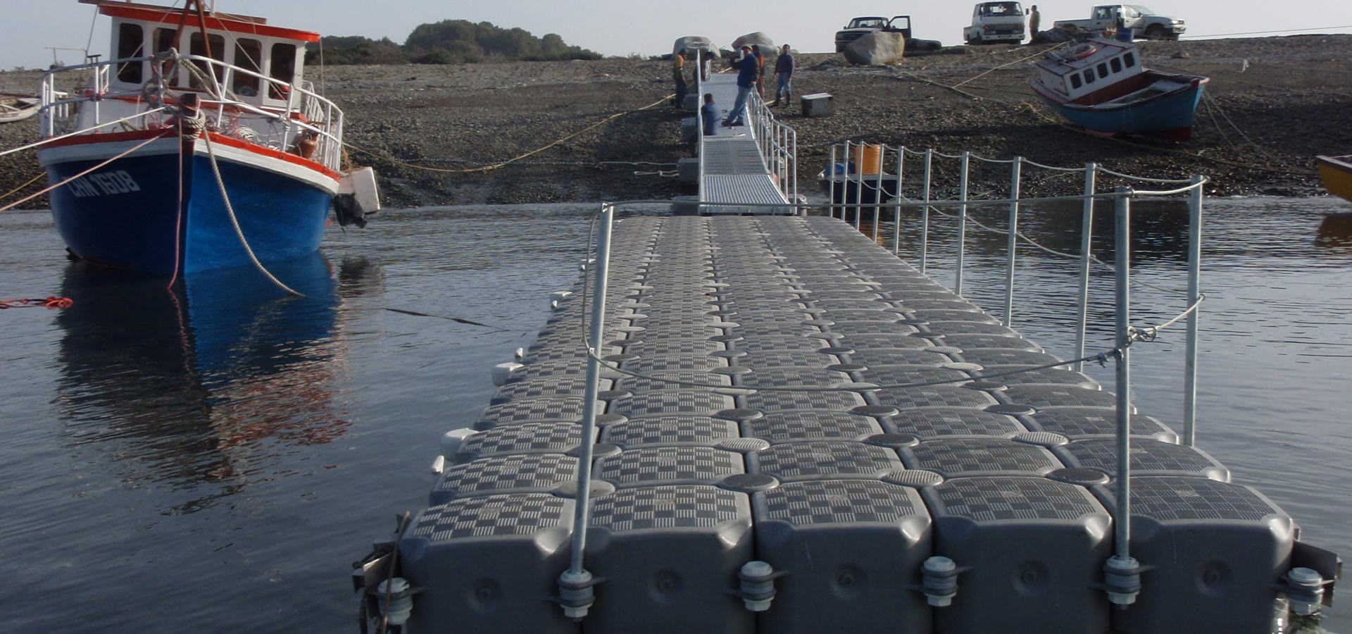 ESPECIALISTAS EN INSTALACIÓN, SUMINISTRO Y DISEÑO DE<br><span>MUELLES FLOTANTES / FLOATING DOCKS</span>